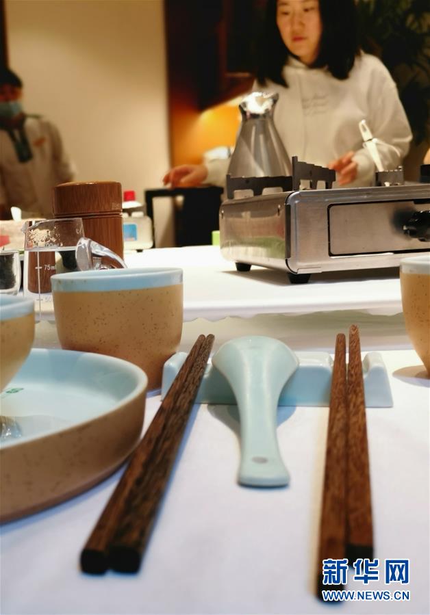 （圖文互動）&ldquo;公筷公勺&rdquo;上桌難在哪？&mdash;&mdash;長沙市部分餐飲場所見聞