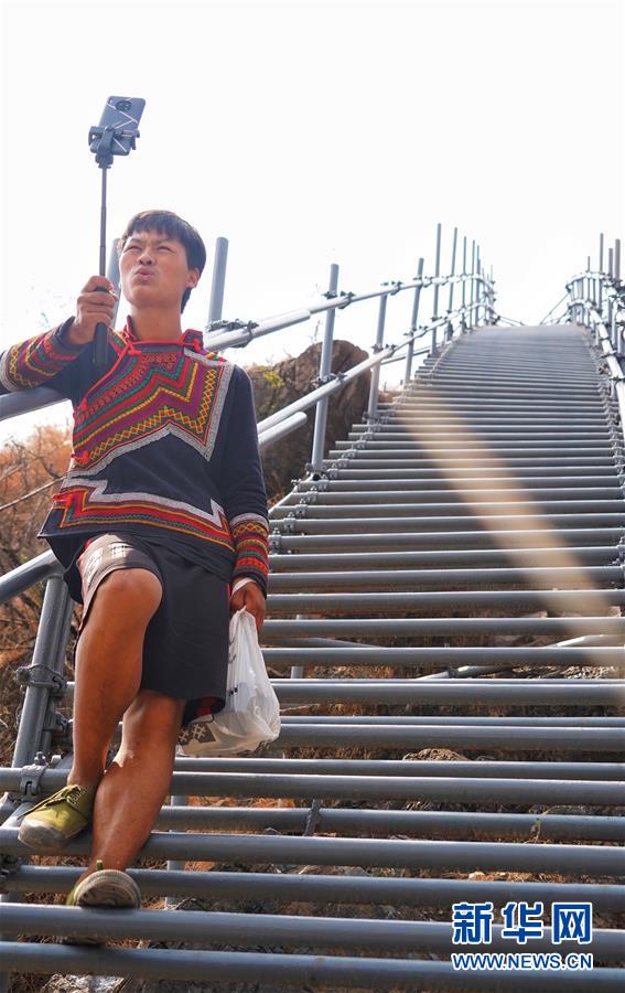 (熱點鮮報·圖文互動)(2)出懸崖記——四川涼山“懸崖村”貧困群眾走下“天梯”搬新居