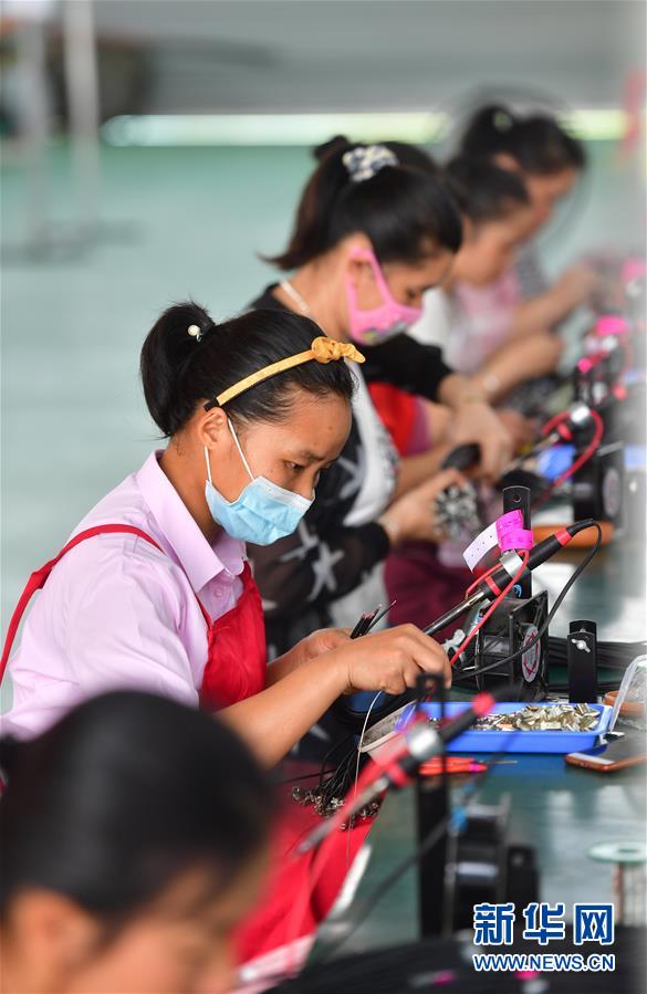 (新華全媒頭條·兩會(huì)特別報(bào)道)(5)攻堅(jiān)克難贏未來(lái)——從政府工作報(bào)告看2020年中國(guó)發(fā)展走向