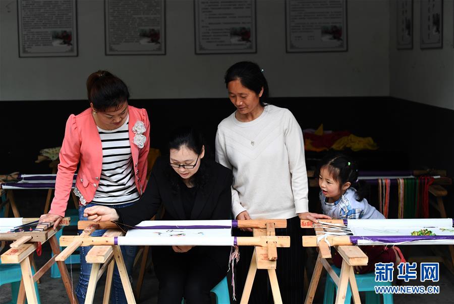 （兩會(huì)人物&middot;圖文互動(dòng)）（1）帶娃、賺錢兩不誤&mdash;&mdash;一位農(nóng)民工代表眼中的脫貧新工作