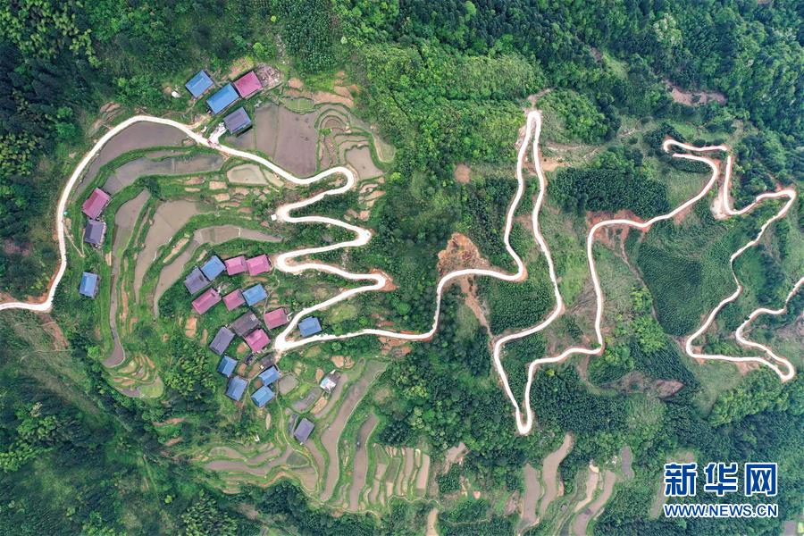 （新華全媒頭條&middot;兩會特別報道&middot;圖文互動）（2）從取得決定性成就到奪取全面勝利&mdash;&mdash;從全國兩會看決戰(zhàn)決勝脫貧攻堅(jiān)