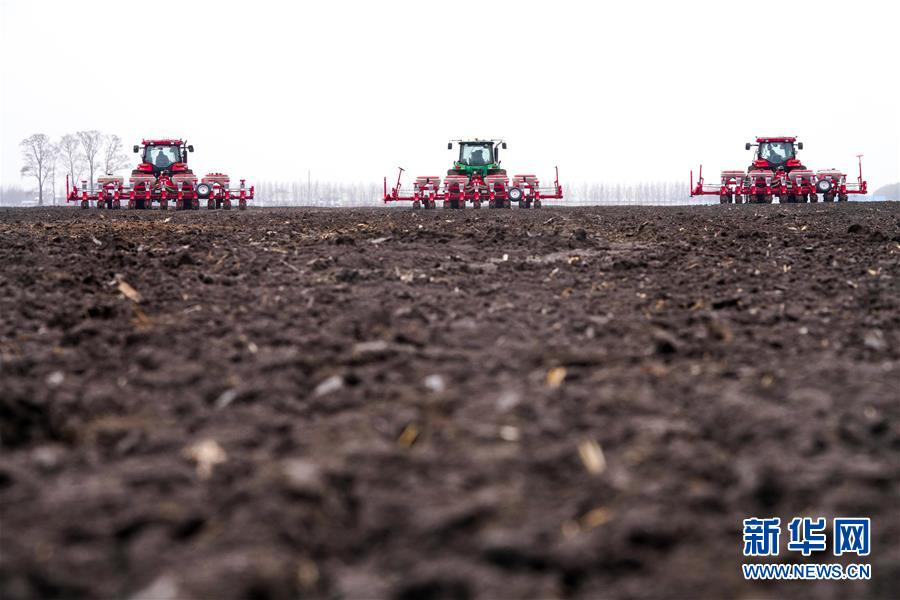 （在習近平新時代中國特色社會主義思想指引下&mdash;&mdash;新時代新作為新篇章&middot;習近平總書記關切事&middot;圖文互動）（2）讓農(nóng)民挑上&ldquo;金扁擔&rdquo;&mdash;&mdash;農(nóng)業(yè)現(xiàn)代化的生動實踐掃描