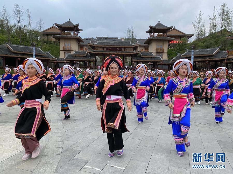 (決戰(zhàn)決勝脫貧攻堅·圖文互動)(1)阿妹戚托:大山里的“非遺”助搬遷群眾穩(wěn)得住