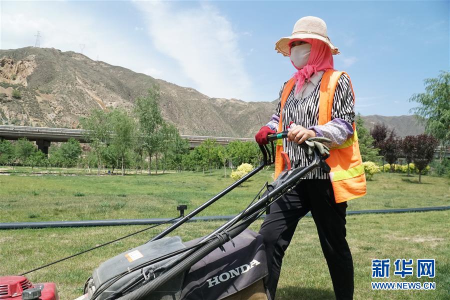 (決戰(zhàn)決勝脫貧攻堅·圖文互動)(3)李三姐有了“美”差事