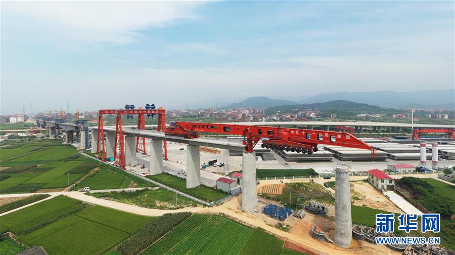 (圖文互動(dòng))(2)我國首臺(tái)1000噸級(jí)高鐵箱梁運(yùn)架一體機(jī)投入使用