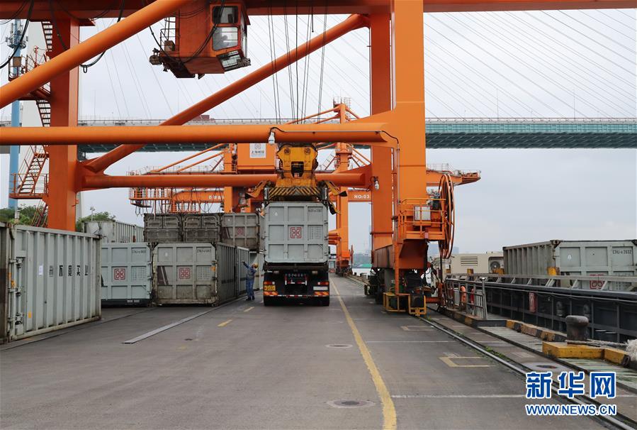 （新華全媒頭條&middot;圖文互動）（11）演繹新時(shí)尚 答好治理卷&mdash;&mdash;上海實(shí)施垃圾分類效果追蹤