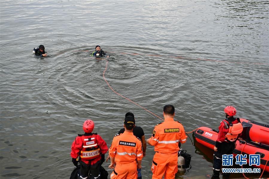 (社會)(3)貴州安順公交車墜入虹山湖水庫致21人死亡15人受傷