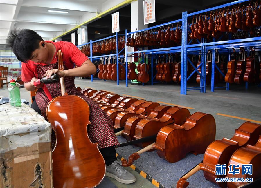 （走向我們的小康生活&middot;圖文互動）（1）放下鋤頭，卻撥動命運的琴弦