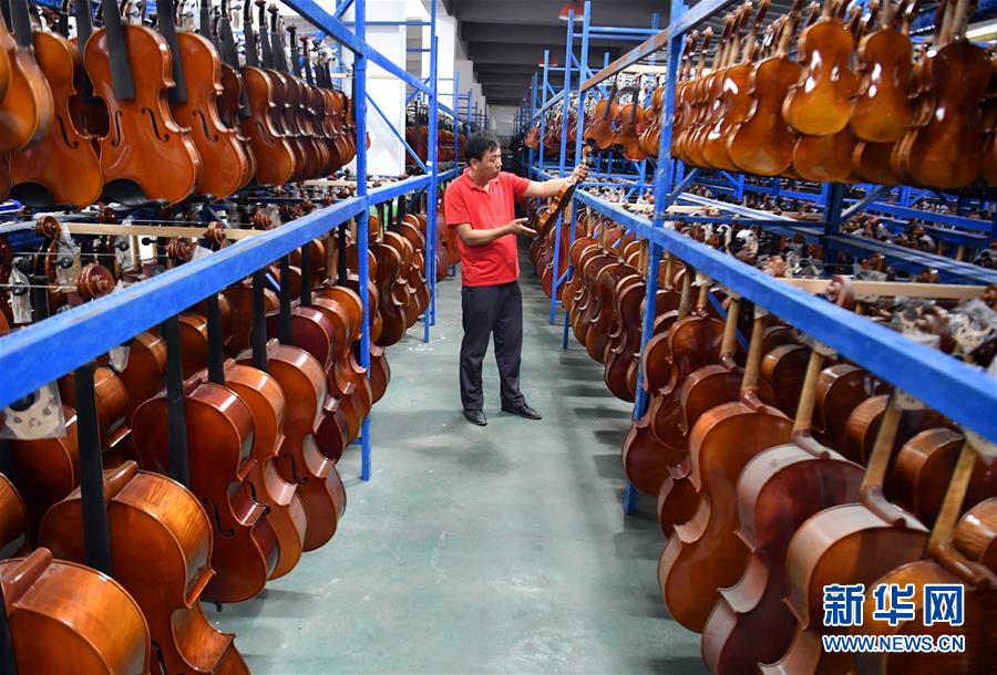 （走向我們的小康生活&middot;圖文互動）（3）放下鋤頭，卻撥動命運的琴弦