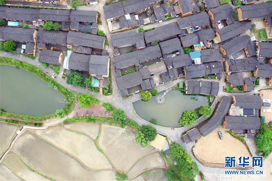 (新華全媒頭條·走向我們的小康生活·圖文互動(dòng))(7)大山深處有“新家”——大別山村繪出現(xiàn)代版“富春山居圖”