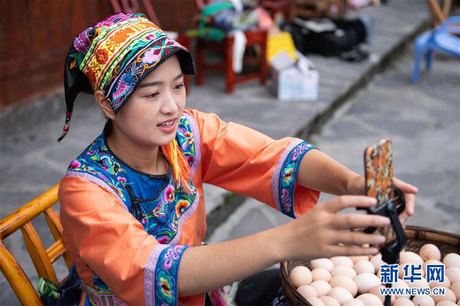 （新華全媒頭條&middot;走向我們的小康生活&middot;圖文互動(dòng)）（6）那山，那人，那苗寨&mdash;&mdash;十八洞村三代人的奮斗史