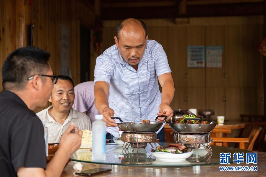 （新華全媒頭條&middot;走向我們的小康生活&middot;圖文互動(dòng)）（9）那山，那人，那苗寨&mdash;&mdash;十八洞村三代人的奮斗史