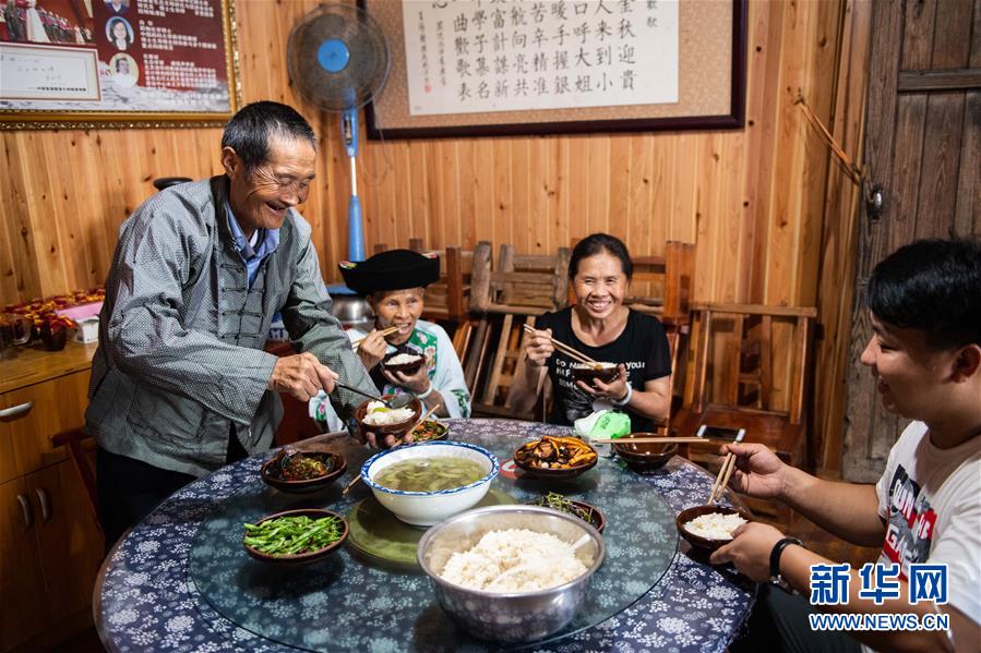 （新華全媒頭條&middot;走向我們的小康生活&middot;圖文互動(dòng)）（2）那山，那人，那苗寨&mdash;&mdash;十八洞村三代人的奮斗史