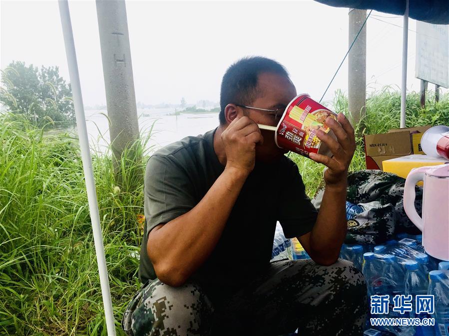 （防汛抗洪&middot;一線人物&middot;圖文互動(dòng)）（1）萬(wàn)家燈火明 壩上有神兵&mdash;&mdash;安徽宿松長(zhǎng)江大堤上的&ldquo;守護(hù)者聯(lián)盟&rdquo;群像