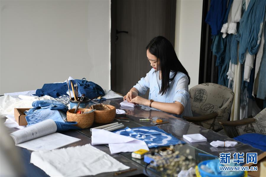 （新華全媒頭條&middot;走向我們的小康生活&middot;圖文互動(dòng)）（13）奮斗繪就&ldquo;新天府&rdquo;&mdash;&mdash;川蜀大地干群&ldquo;戰(zhàn)貧&rdquo;軌跡掃描