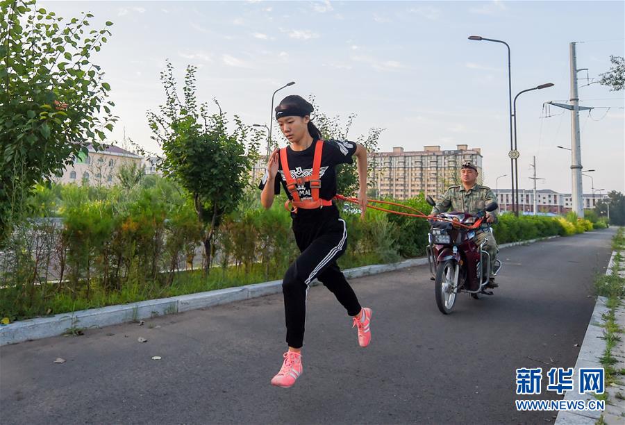 (體育·圖文互動(dòng))(9)父愛(ài)如燈 伴我奔跑