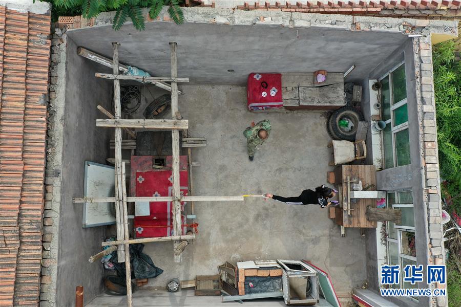 (體育·圖文互動(dòng))(11)父愛(ài)如燈 伴我奔跑