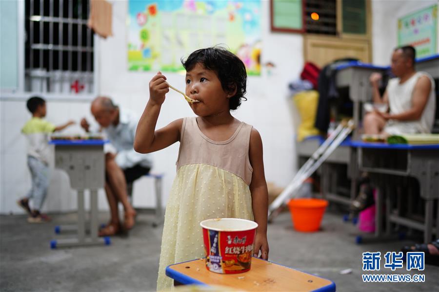 (在習(xí)近平新時代中國特色社會主義思想指引下——新時代新作為新篇章·習(xí)近平總書記關(guān)切事·圖文互動)(1)遮風(fēng)雨 送安穩(wěn)——受災(zāi)群眾轉(zhuǎn)移安置中的暖心故事