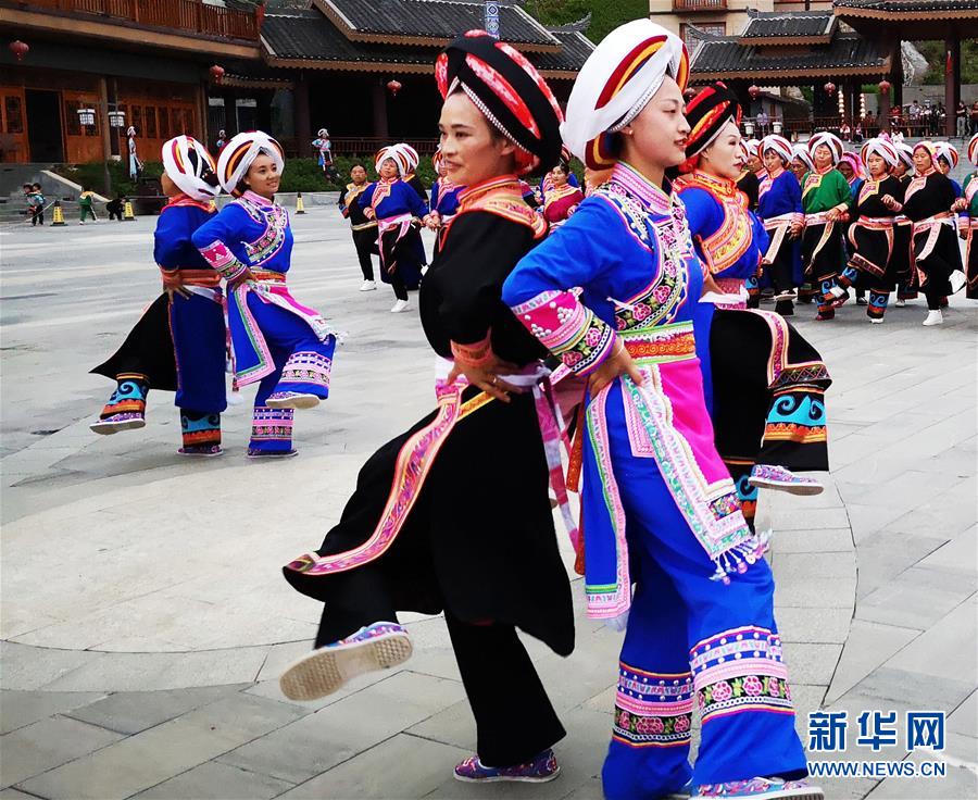 （新華全媒頭條&middot;走向我們的小康生活&middot;圖文互動(dòng)）（6）三幅&ldquo;圖鑒&rdquo;說變遷&mdash;&mdash;貴州&ldquo;穿越時(shí)空&rdquo;的脫貧印記