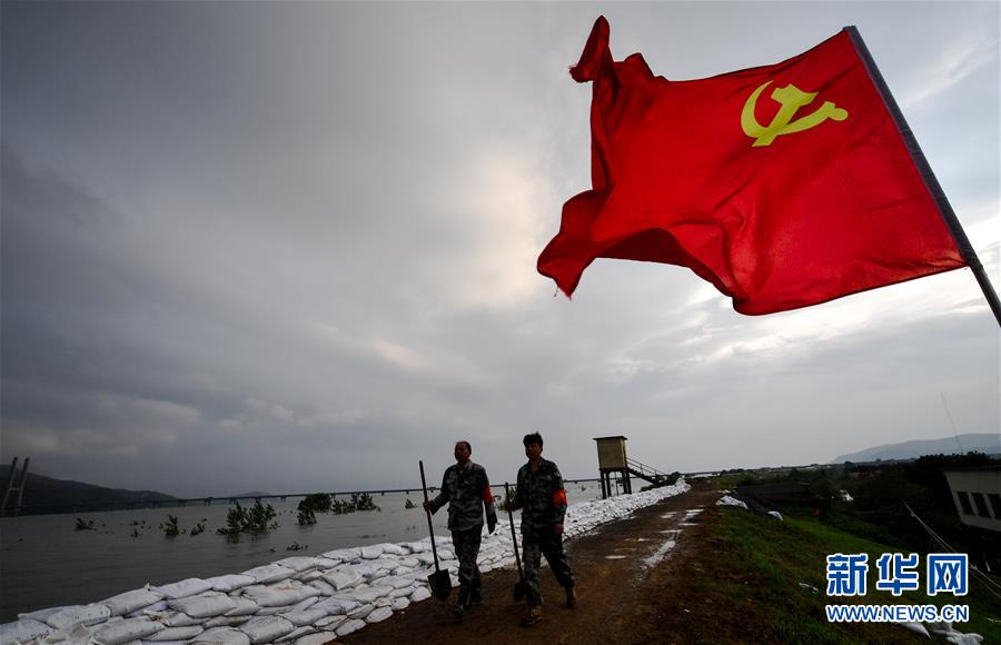 (防汛抗洪·圖文互動)(4)長江大堤上的“父子之約”