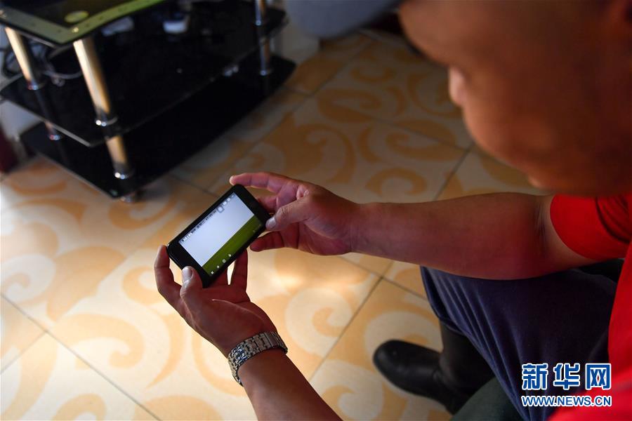 （走向我們的小康生活&middot;圖文互動(dòng)）（4）草原有了網(wǎng)，手機(jī)能放羊&mdash;&mdash;看呼倫貝爾大草原牧民生活變了樣 