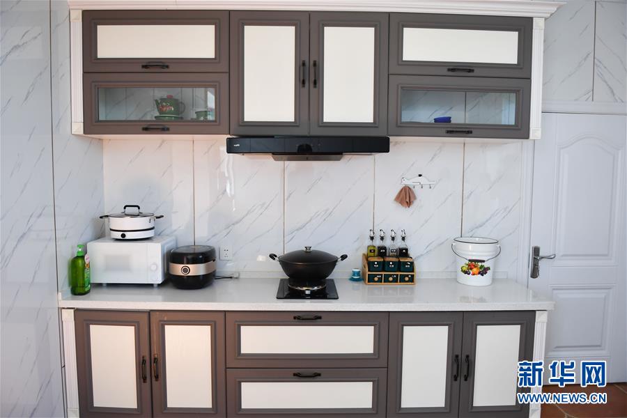 （走向我們的小康生活&middot;圖文互動(dòng)）（7）草原有了網(wǎng)，手機(jī)能放羊&mdash;&mdash;看呼倫貝爾大草原牧民生活變了樣 