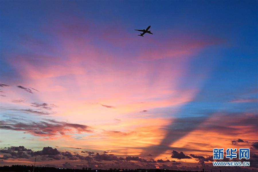 （在習近平新時代中國特色社會主義思想指引下&mdash;&mdash;新時代新作為新篇章&middot;習近平總書記關切事&middot;圖文互動）（6）感受開放新魅力&mdash;&mdash;海南自由貿(mào)易港建設開局觀察