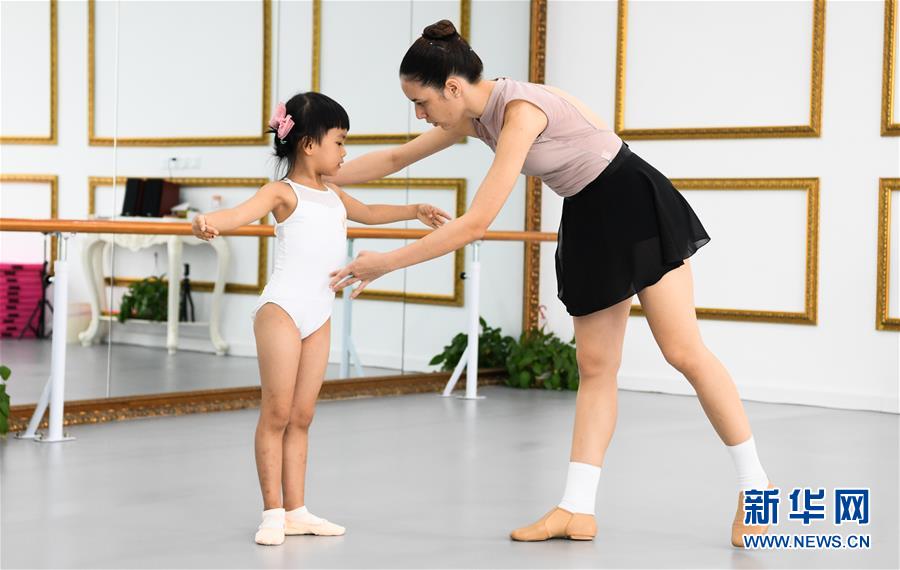 （在習近平新時代中國特色社會主義思想指引下&mdash;&mdash;新時代新作為新篇章&middot;習近平總書記關切事&middot;圖文互動）（10）感受開放新魅力&mdash;&mdash;海南自由貿(mào)易港建設開局觀察