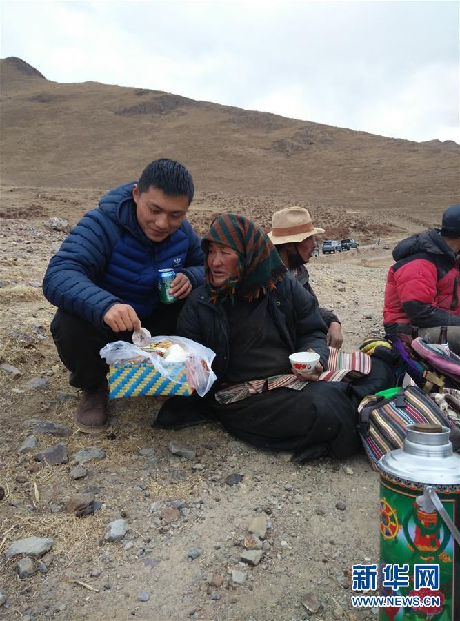 （在習(xí)近平新時(shí)代中國(guó)特色社會(huì)主義思想指引下&mdash;&mdash;新時(shí)代新作為新篇章&middot;習(xí)近平總書(shū)記關(guān)切事&middot;圖文互動(dòng)）（3）青春做伴，西部放歌&mdash;&mdash;走近扎根西部建設(shè)邊疆的大學(xué)生們