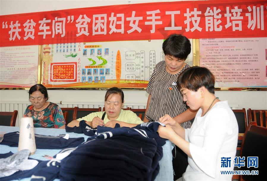 （決戰(zhàn)決勝脫貧攻堅&middot;圖文互動）（1）內(nèi)蒙古河套：一雙巧手、一副棒針、一團毛線打造貧困戶&ldquo;炕頭經(jīng)濟&rdquo;