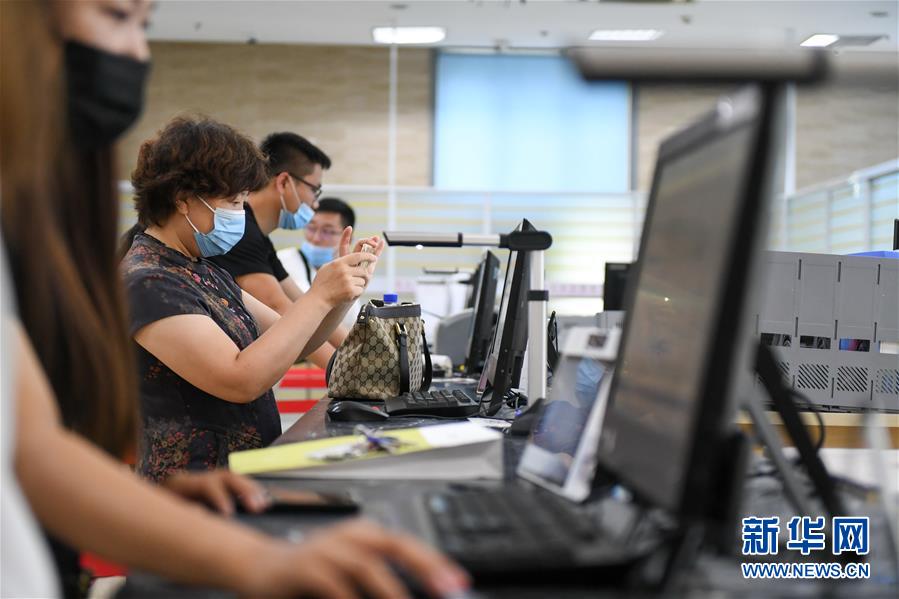 (在習(xí)近平新時(shí)代中國特色社會主義思想指引下——新時(shí)代新作為新篇章·習(xí)近平總書記關(guān)切事·圖文互動)(9)激發(fā)每個(gè)經(jīng)濟(jì)“細(xì)胞”的活力——千方百計(jì)把市場主體保護(hù)好