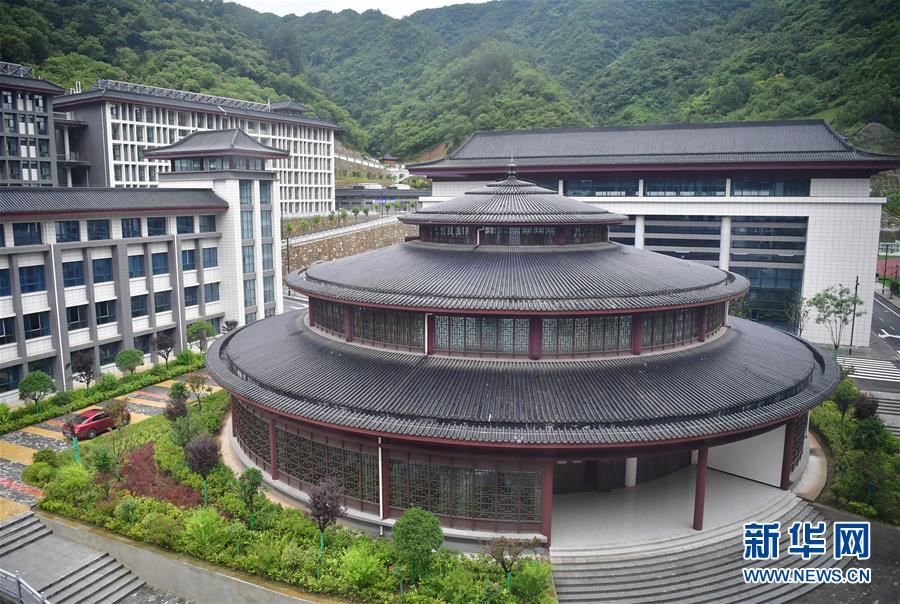 （新華視點&middot;圖文互動）（4）學(xué)校建漂亮點本無錯，為何這所&ldquo;豪華中學(xué)&rdquo;讓人困惑？