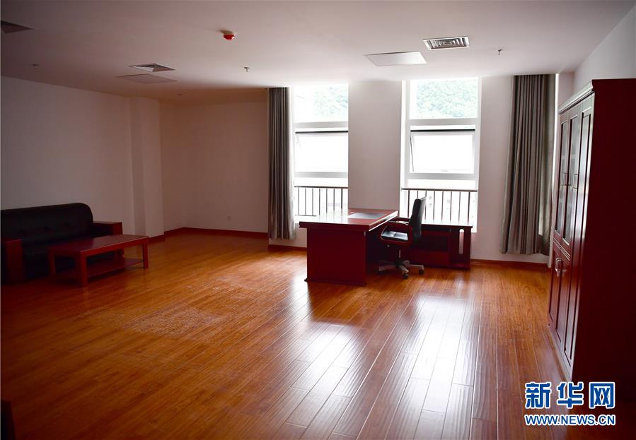 （新華視點&middot;圖文互動）（6）學(xué)校建漂亮點本無錯，為何這所&ldquo;豪華中學(xué)&rdquo;讓人困惑？