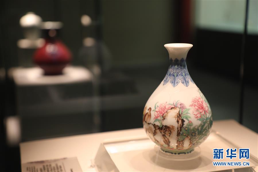 （文化視點(diǎn)&middot;聽(tīng)文物講故事&middot;圖文互動(dòng)）（2）琺瑯彩玉壺春瓶：乾隆皇帝甄選 成就舉世孤品