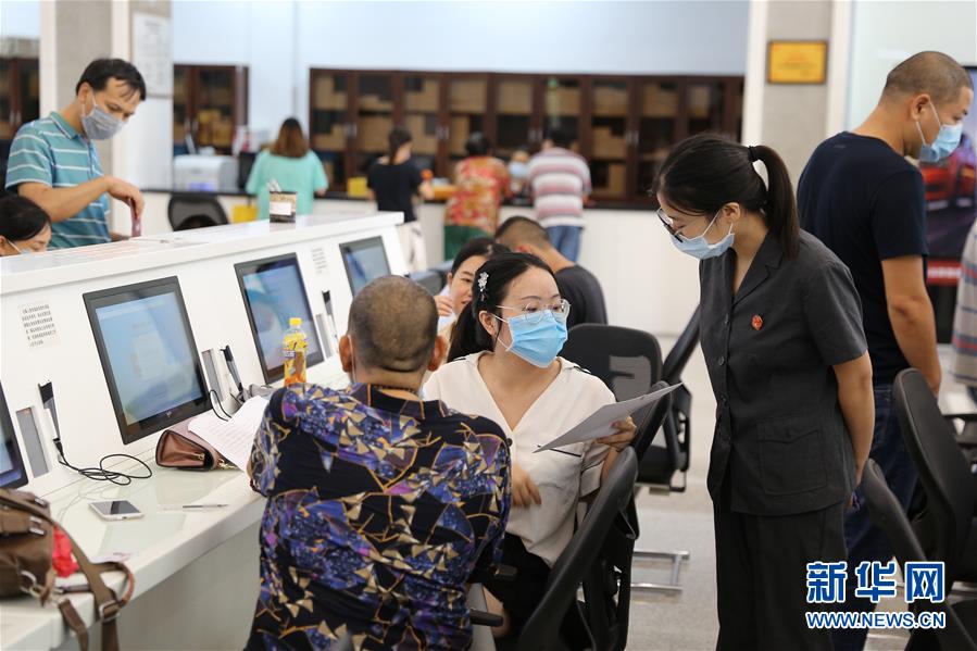 （總書(shū)記推動(dòng)的改革身邊事&middot;司法改革篇&middot;圖文互動(dòng)）（1）特寫：打官司不再難&mdash;&mdash;基層法院親歷立案登記