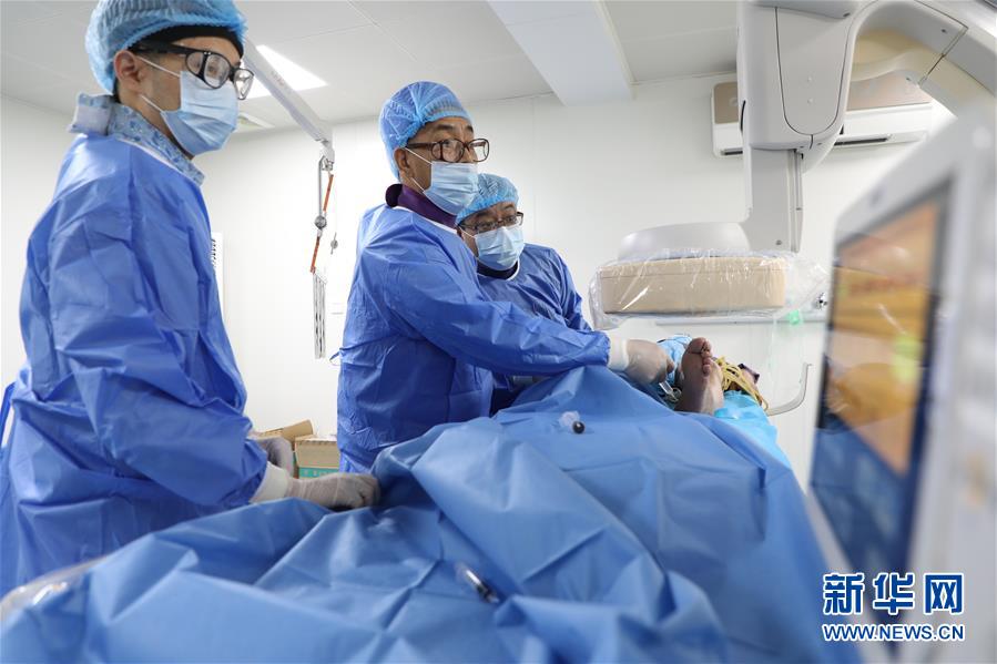 (圖文互動(dòng))(4)身披“重甲”來(lái)“繡花”——醫(yī)院中的“鉛衣醫(yī)生”