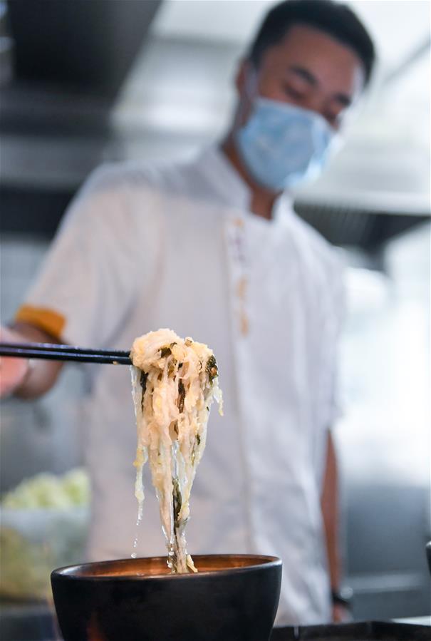 （在習(xí)近平新時(shí)代中國特色社會(huì)主義思想指引下&mdash;&mdash;新時(shí)代新作為新篇章&middot;習(xí)近平總書記關(guān)切事&middot;圖文互動(dòng)）（1）讓&ldquo;舌尖上的節(jié)約&rdquo;成為習(xí)慣&mdash;&mdash;全社會(huì)營造浪費(fèi)可恥、節(jié)約為榮的氛圍掃描