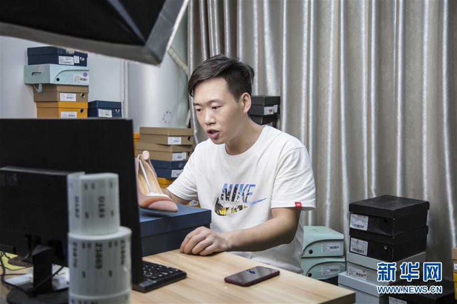 （總書記推動的改革身邊事&middot;就業(yè)創(chuàng)業(yè)改革篇&middot;圖文互動）（1）特寫：&ldquo;網絡主播背后是轟鳴的工廠&rdquo;&mdash;&mdash;聆聽經濟復蘇的新訊號