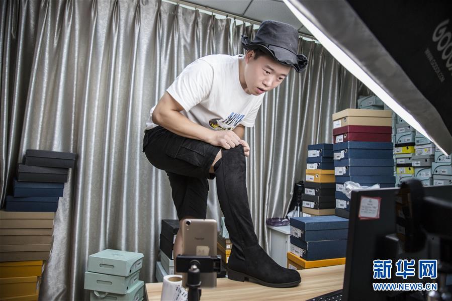 （總書記推動的改革身邊事&middot;就業(yè)創(chuàng)業(yè)改革篇&middot;圖文互動）（3）特寫：&ldquo;網絡主播背后是轟鳴的工廠&rdquo;&mdash;&mdash;聆聽經濟復蘇的新訊號