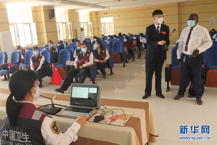 (國(guó)際·圖文互動(dòng))(1)中國(guó)抗疫醫(yī)療專(zhuān)家組對(duì)南蘇丹疫情防控人員開(kāi)展培訓(xùn)