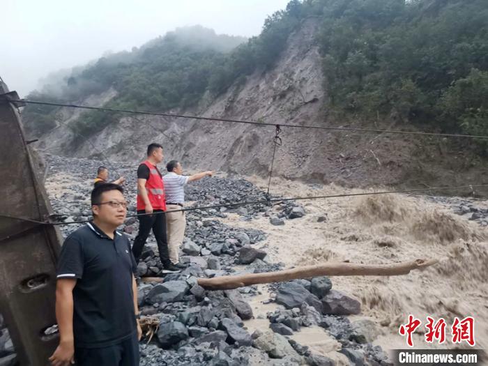 工作人員正在查勘泥石流災(zāi)情?！ソ?攝