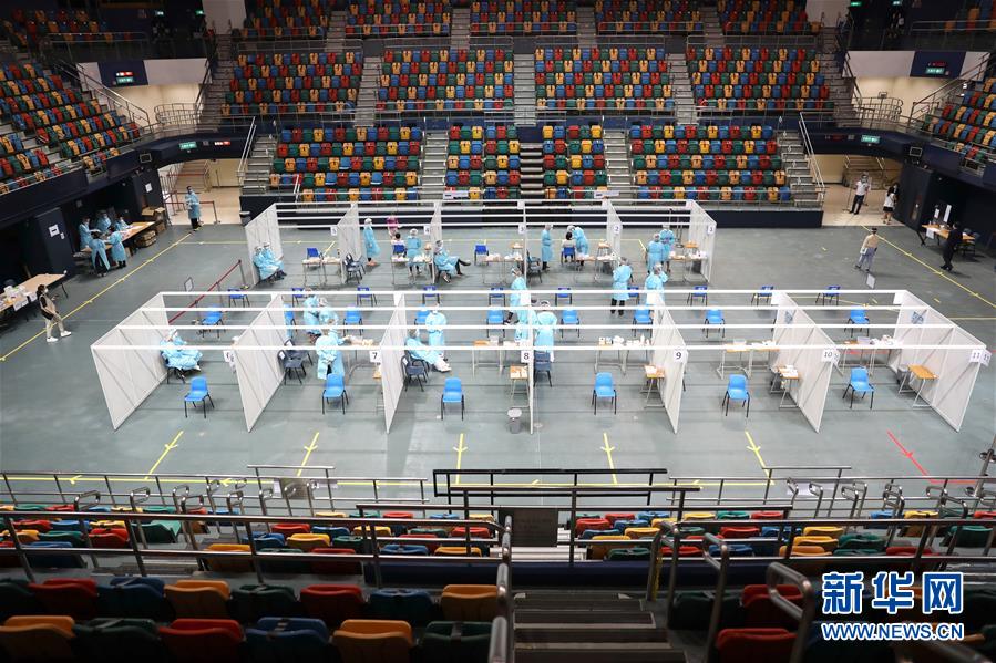 （圖文互動）（1）特寫：新冠病毒普檢首日，香港市民踴躍參與