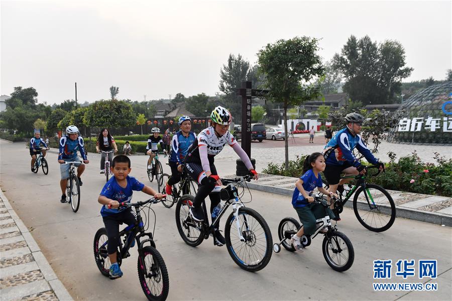 (走向我們的小康生活·圖文互動)(2)小山村辦起“騎行俱樂部”——鄉(xiāng)村變富變美帶來的新鮮事