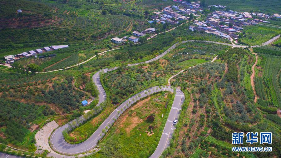 （新華全媒頭條&middot;走向我們的小康生活&middot;圖文互動(dòng)）（1）長(zhǎng)城腳下，小康村串成&ldquo;珍珠鏈&rdquo;