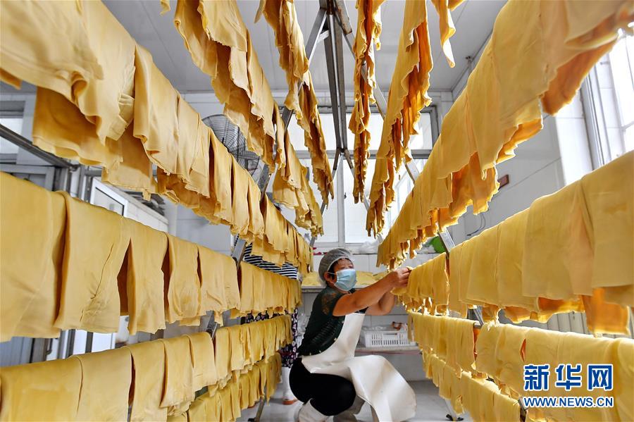 （新華全媒頭條&middot;走向我們的小康生活&middot;圖文互動(dòng)）（10）長(zhǎng)城腳下，小康村串成&ldquo;珍珠鏈&rdquo;