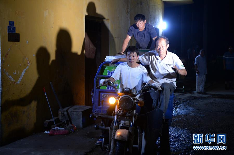 （在習(xí)近平新時(shí)代中國(guó)特色社會(huì)主義思想指引下&mdash;&mdash;新時(shí)代新作為新篇章&middot;習(xí)近平總書(shū)記關(guān)切事&middot;圖文互動(dòng)）（13）一切為了人民&mdash;&mdash;寫(xiě)在全國(guó)防汛救災(zāi)取得階段性重大勝利之時(shí)