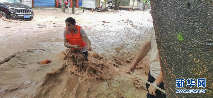 （在習近平新時代中國特色社會主義思想指引下&mdash;&mdash;新時代新作為新篇章&middot;習近平總書記關(guān)切事&middot;圖文互動）（3）洪峰浪尖，鮮紅的黨旗高高飄揚&mdash;&mdash;記防汛抗洪一線的共產(chǎn)黨員