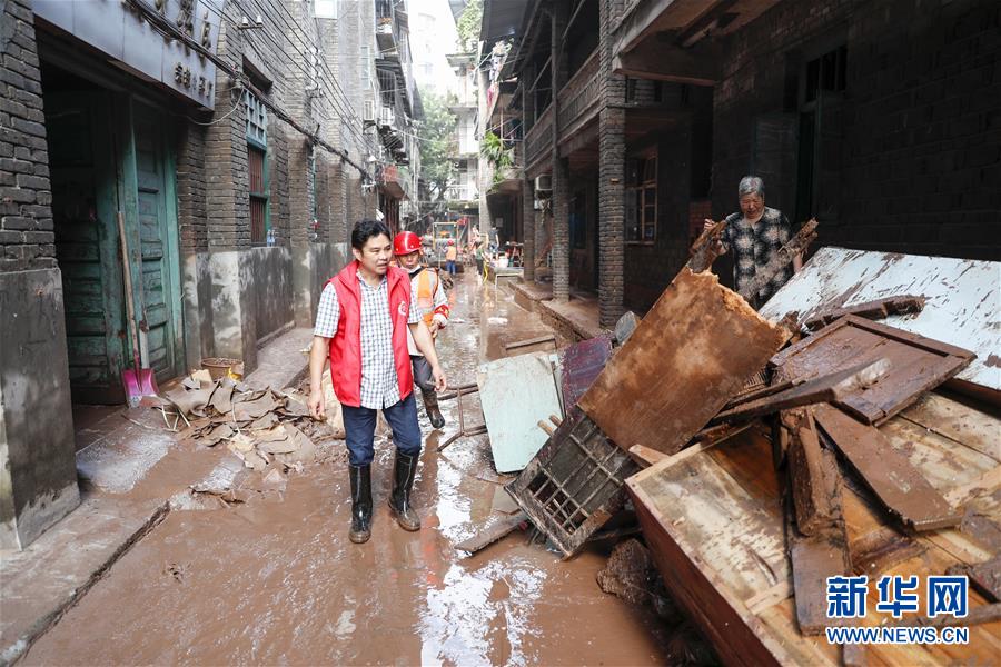 （在習近平新時代中國特色社會主義思想指引下&mdash;&mdash;新時代新作為新篇章&middot;習近平總書記關(guān)切事&middot;圖文互動）（4）洪峰浪尖，鮮紅的黨旗高高飄揚&mdash;&mdash;記防汛抗洪一線的共產(chǎn)黨員