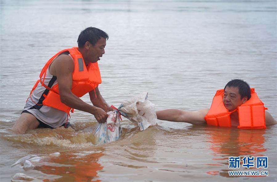 （在習近平新時代中國特色社會主義思想指引下&mdash;&mdash;新時代新作為新篇章&middot;習近平總書記關(guān)切事&middot;圖文互動）（5）洪峰浪尖，鮮紅的黨旗高高飄揚&mdash;&mdash;記防汛抗洪一線的共產(chǎn)黨員