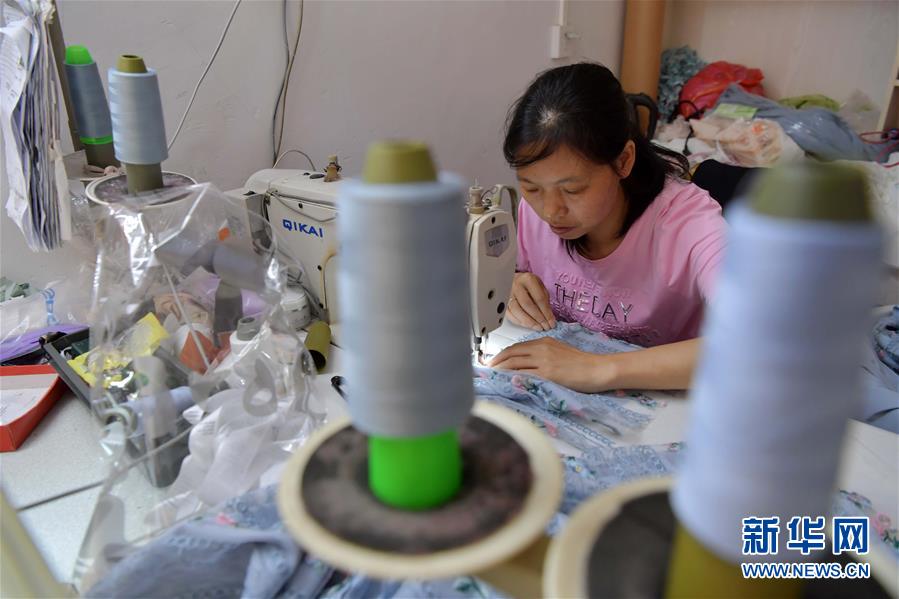 （走向我們的小康生活&middot;圖文互動(dòng)）（2）&ldquo;一件衣裳&rdquo;，藏著脫貧致富新天地